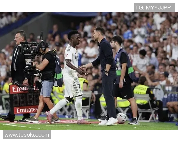 维尼修斯被曝与知名女星传出恋情绯闻引发球迷热议关注